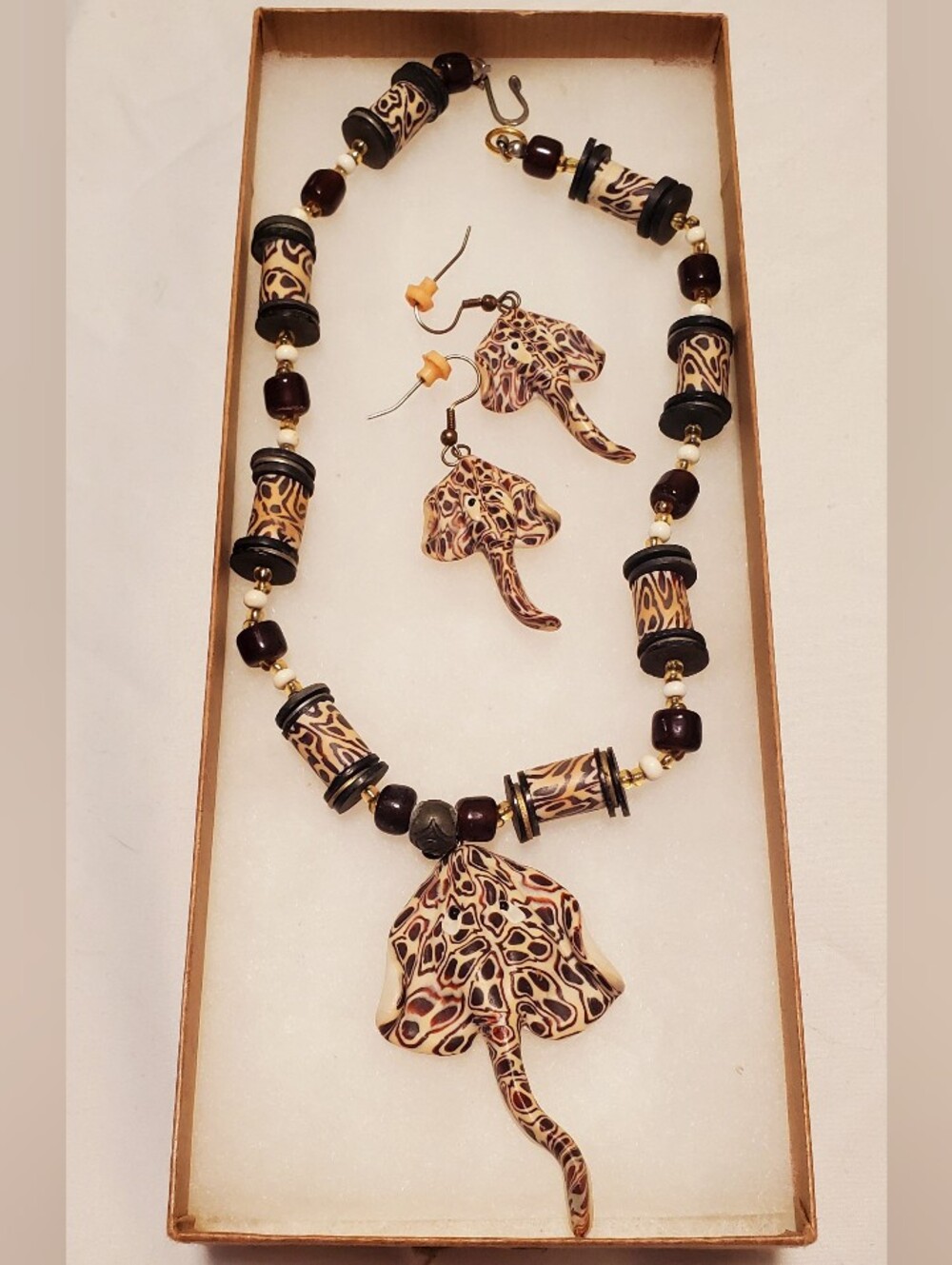VintHandcrafted Beige and Black Stingray Pendant Necklace with Matching Earrings